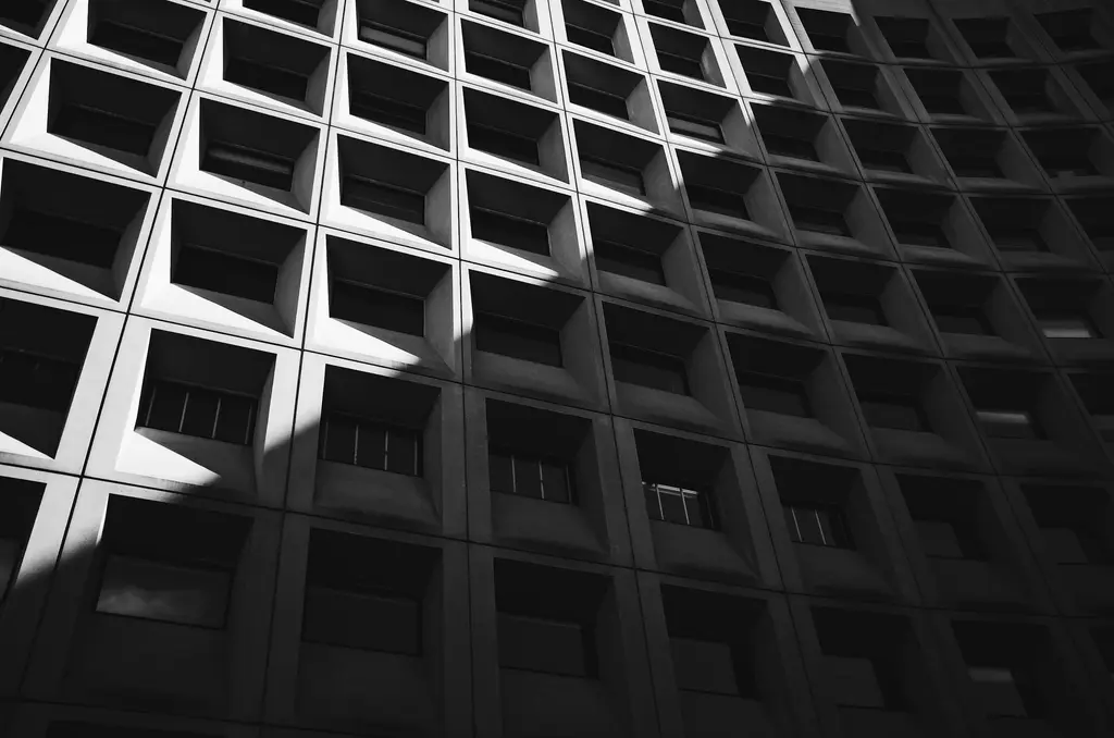 Série Béton armé : façade de béton en caissons, coupée par l'ombre