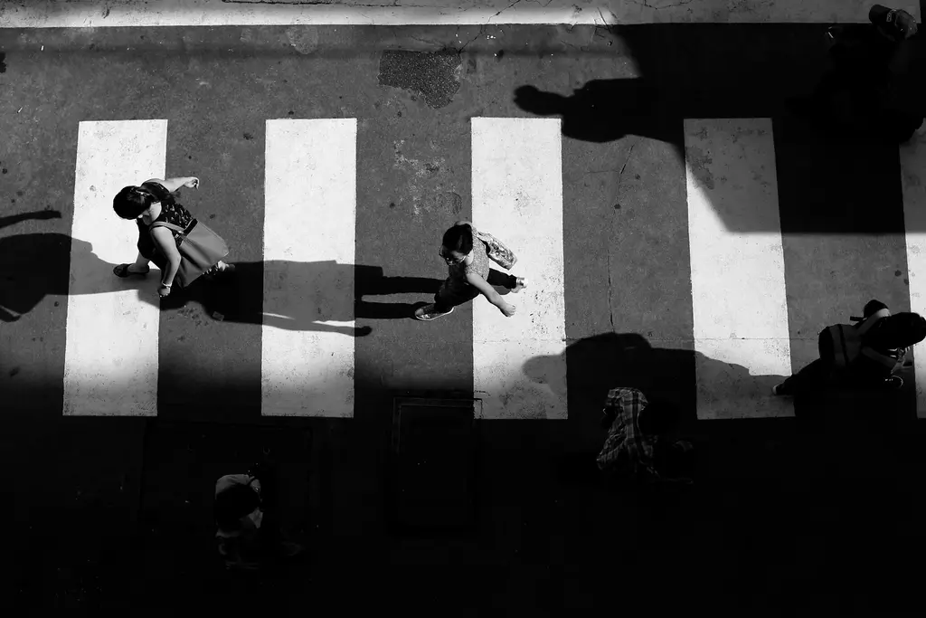 Série Marolles, hiver : passants sur un passage piéton vus d'en haut, ombres longues