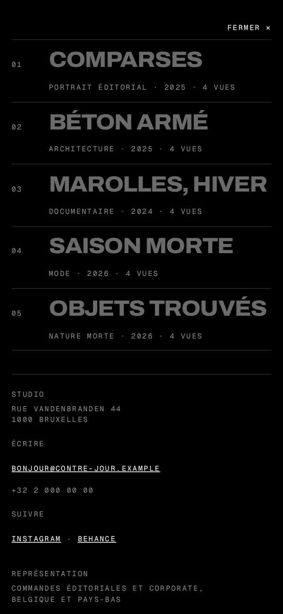 Le site Contre-Jour sur téléphone : l'index des séries en grandes lettres