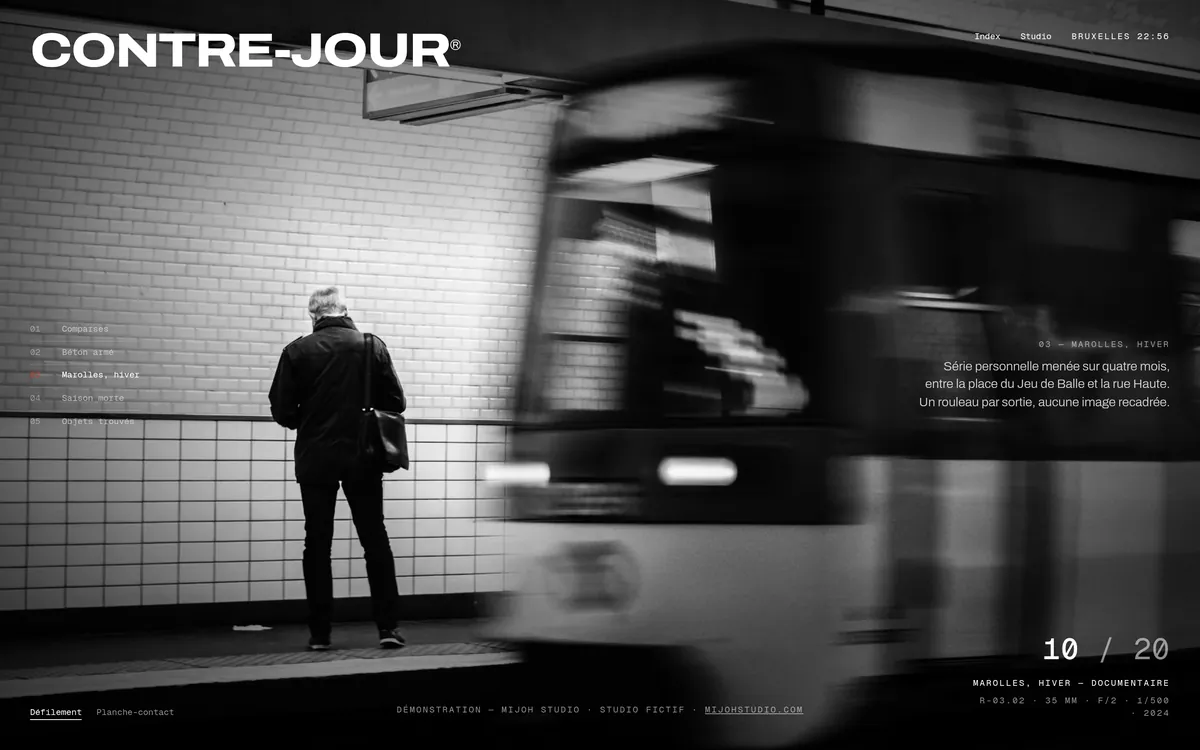 Écran du site Contre-Jour : un homme attend sur un quai de métro pendant qu'une rame floue passe, en plein écran