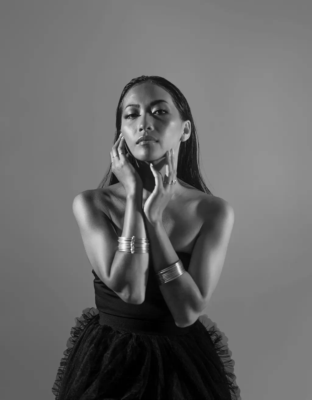 Série Saison morte : portrait en noir et blanc d'une femme, main posée sous le menton