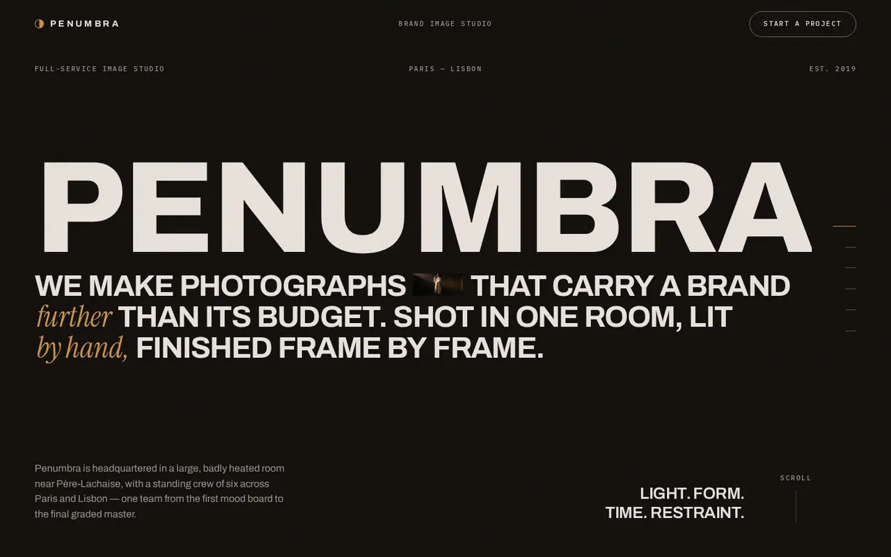 Accueil du site de Penumbra, studio d'image de marque : le nom en très grandes capitales claires sur fond noir
