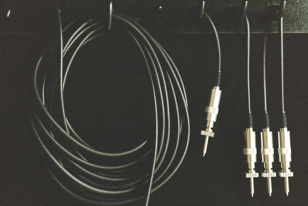Câbles et fiches jack suspendus en boucles, prêts à brancher