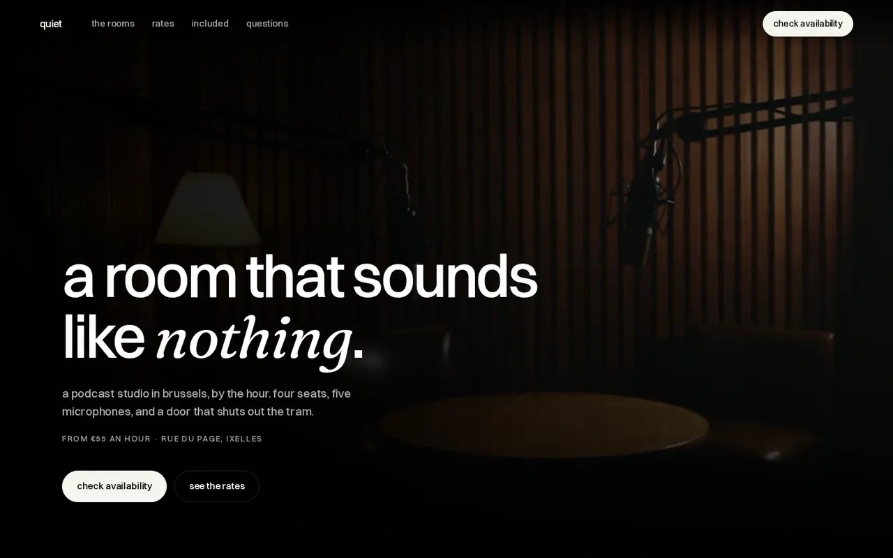 Accueil du site de QUIET, studio podcast à Bruxelles : micros et lampe dans une pièce sombre aux murs lattés
